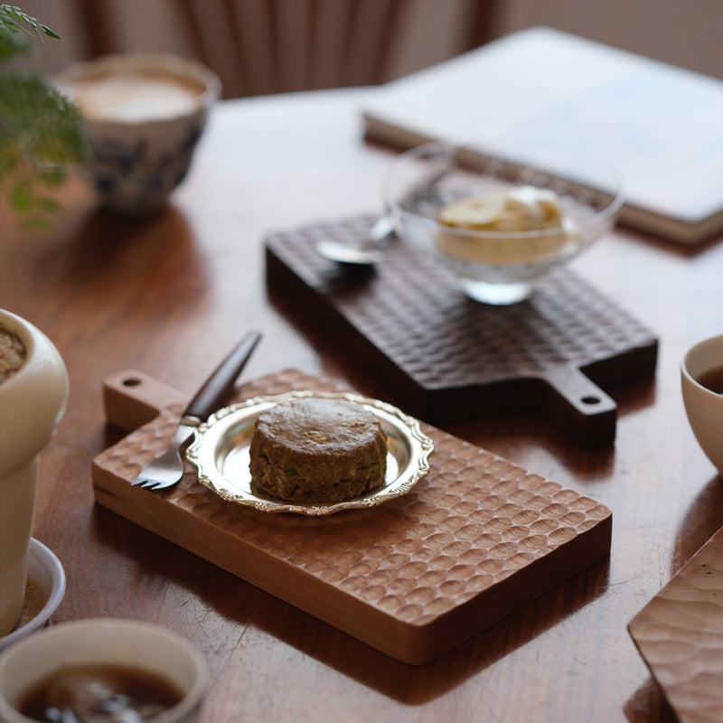 small wodden cutting board for desserts